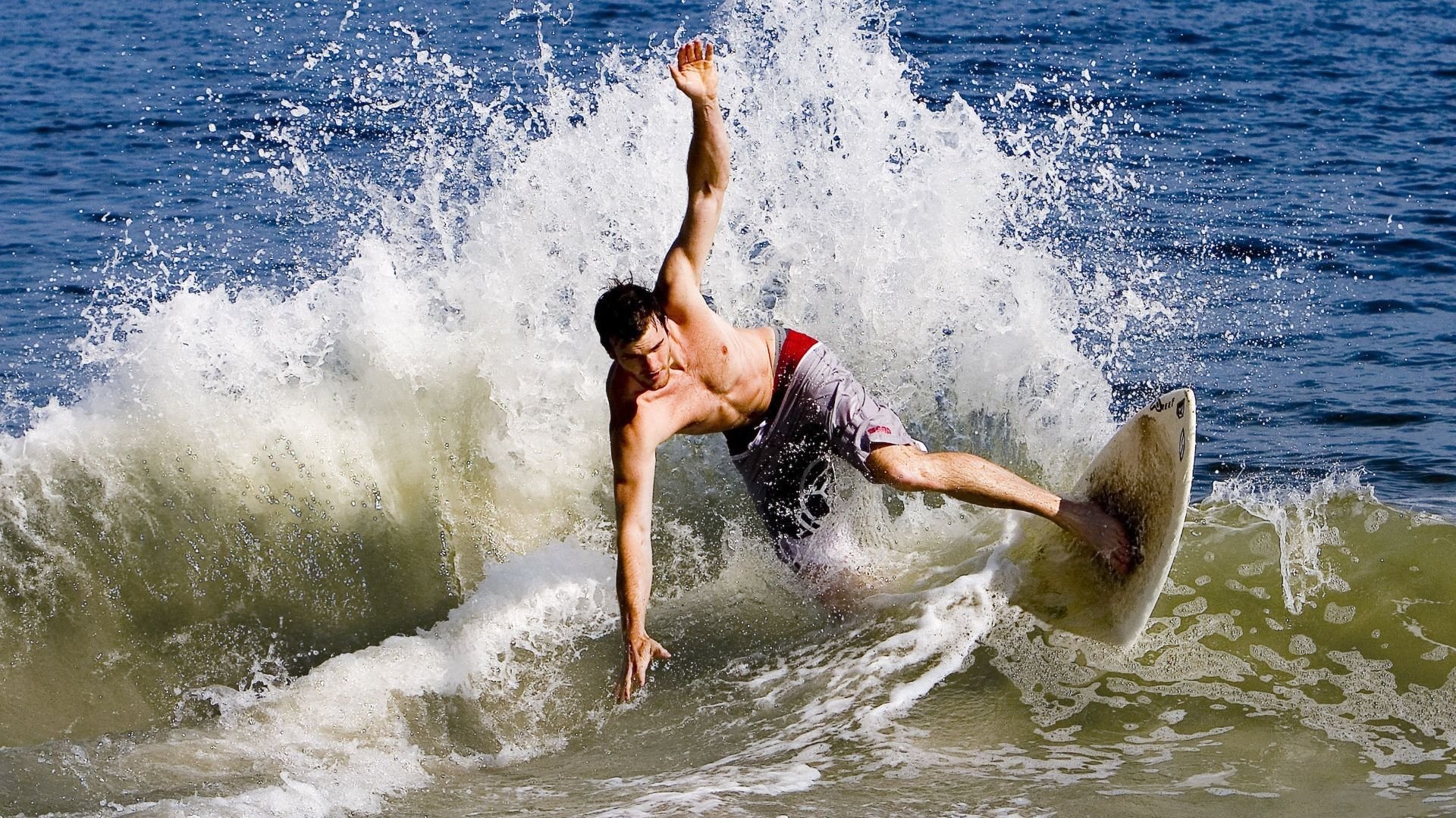 双星闪耀,雄鹿轻取太阳,米切尔在德甲争冠战接管比赛