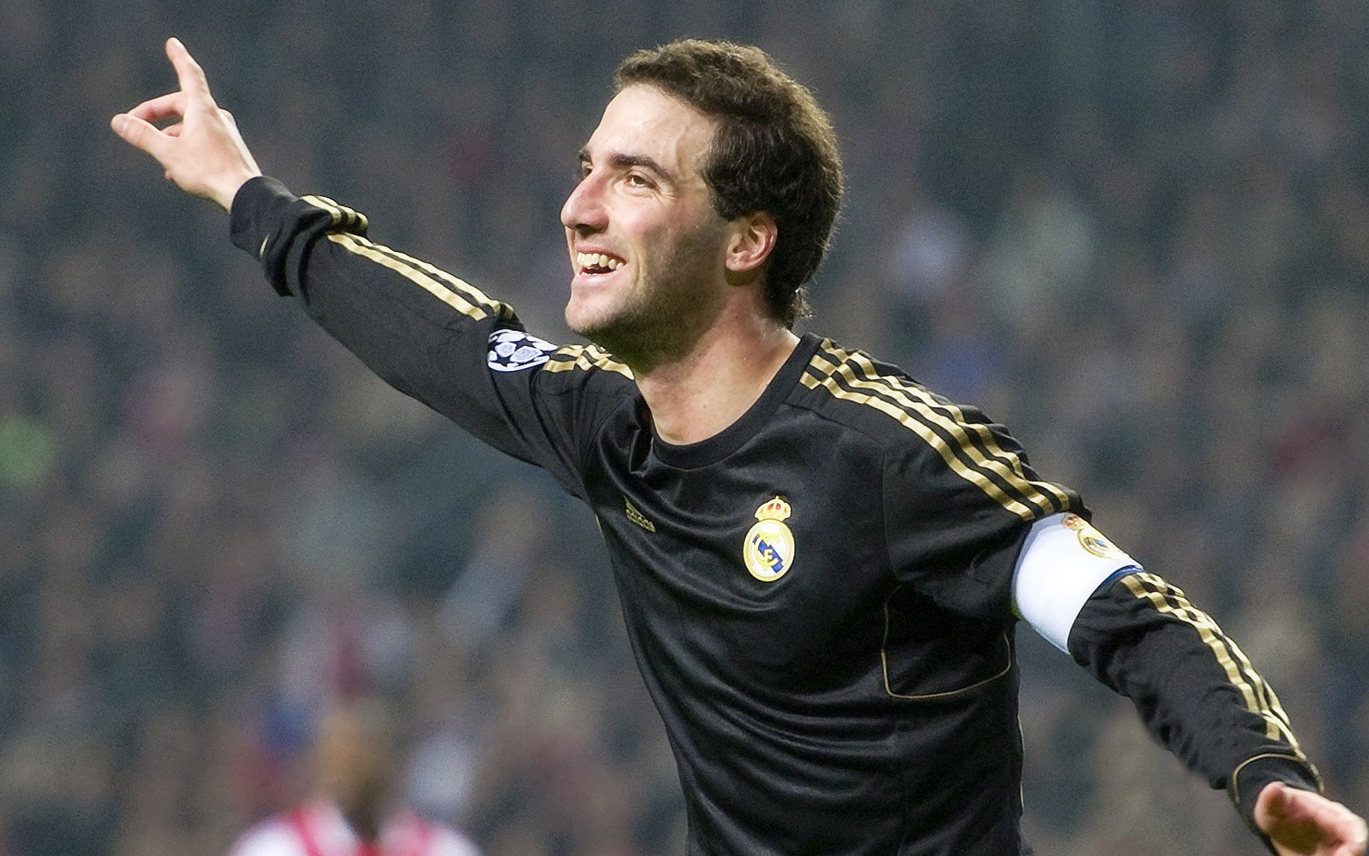 红色风暴席卷银石，法拉利轻取威廉姆斯，佩雷兹扛起全队书写传奇